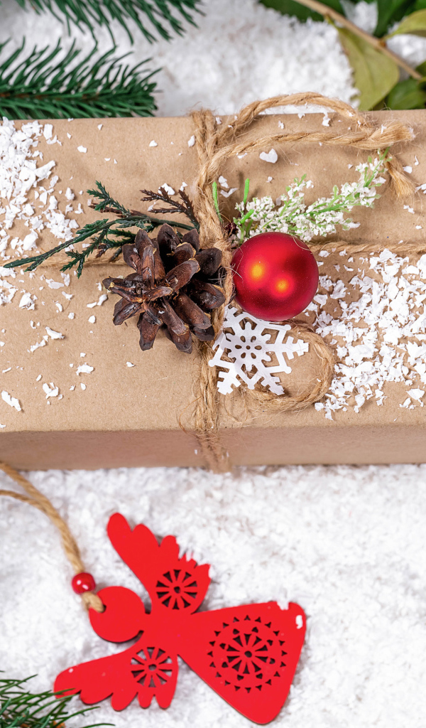 Подарок с еловой веткой и декором на Рождество 