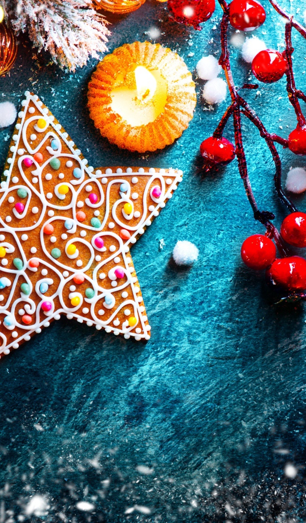 Рождественские пряники с игрушками на столе 