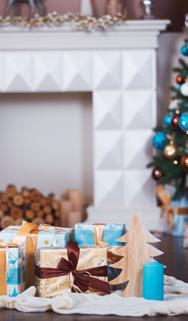 Рождественская ель с подарками у камина 