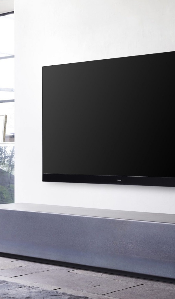 Новый телевизор Panasonic HZ2000 Dolby Vision IQ на стене