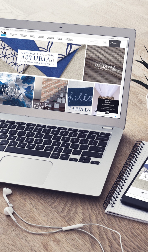 Ноутбук с канцелярскими предметами на столе 