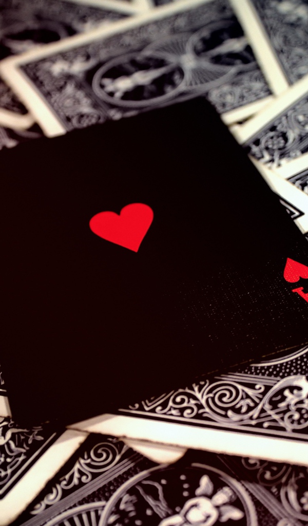 Червовый туз лежит на колоде карт