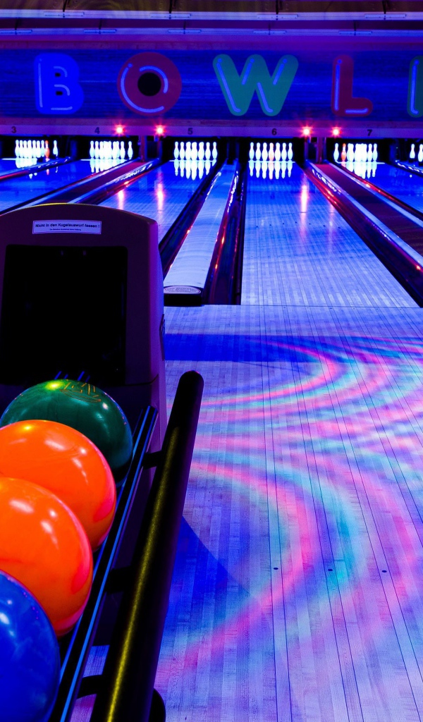 Шары и дорожки в боулинг клубе 