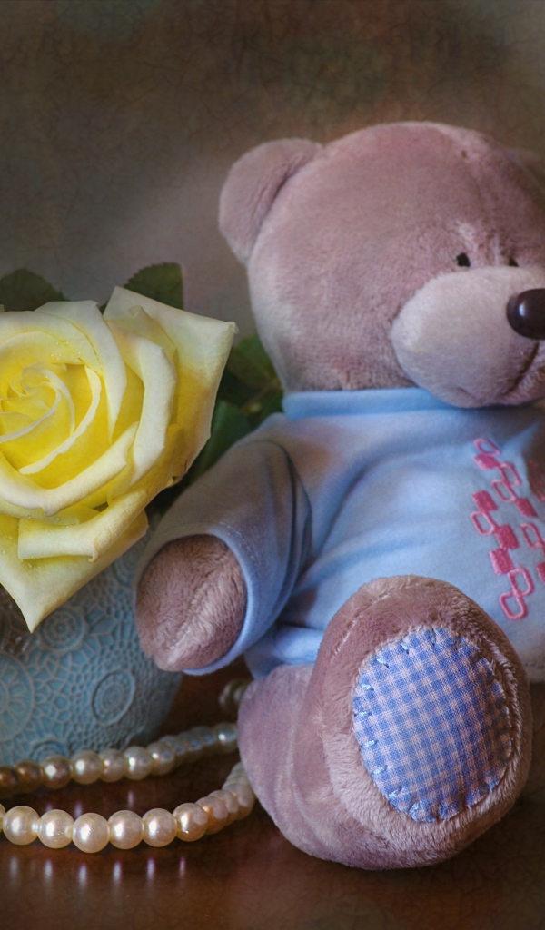 Большой плюшевый медведь с букетом желтых роз 