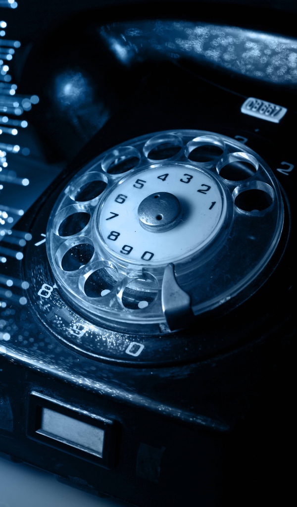 Черный ретро телефон на столе 