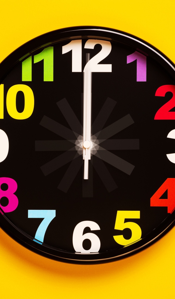 Черные часы на желтом фоне