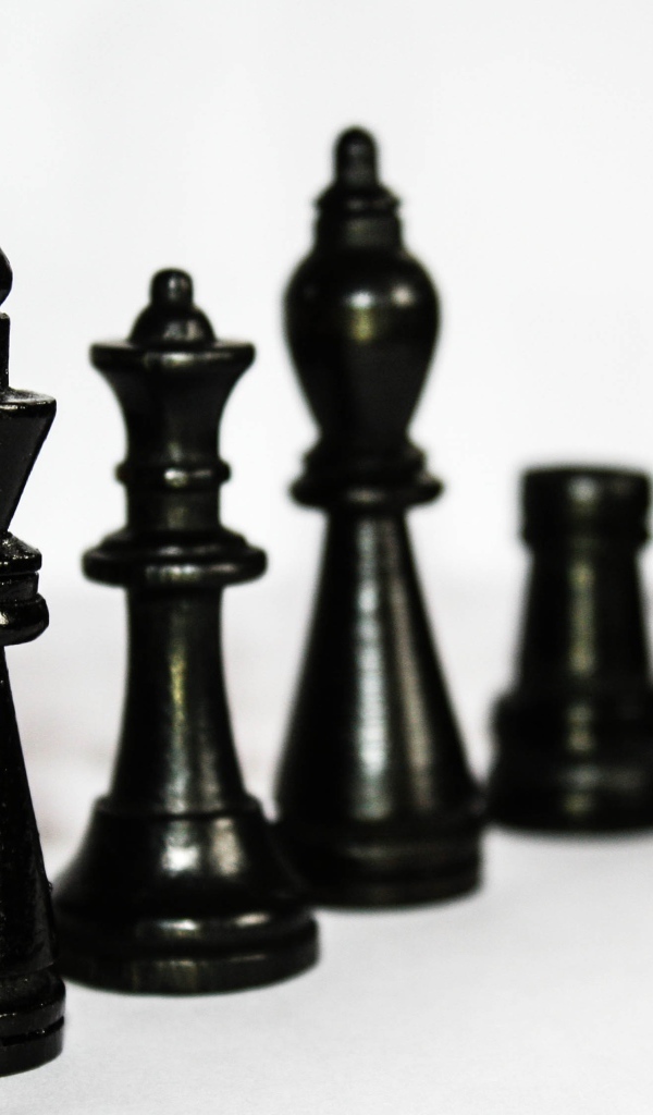 Черные деревянные шахматы на столе 