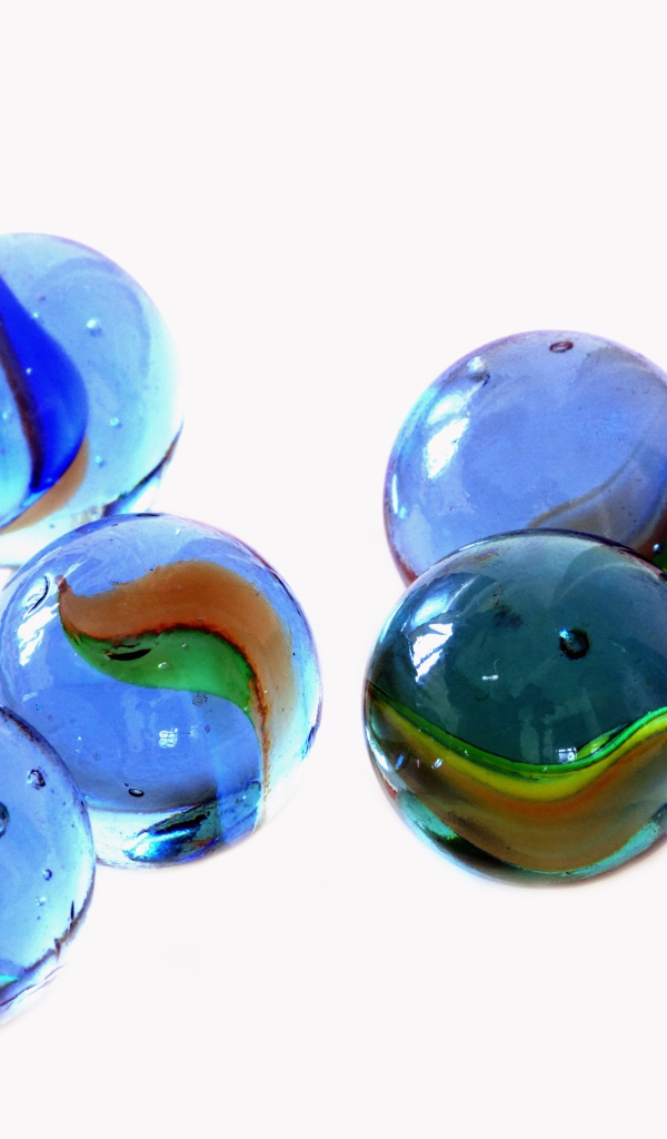 Голубые стеклянные шары на белом фоне 