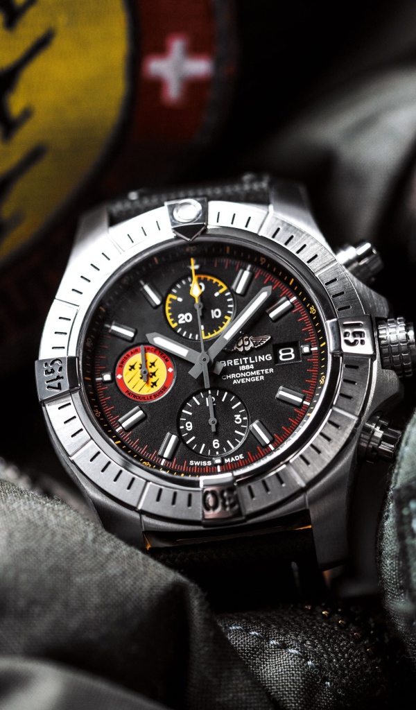 Наручные Breitling лежат на вещах 