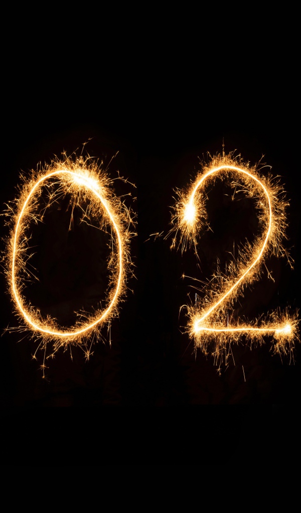 Горящие цифры 2020 на черном фоне 