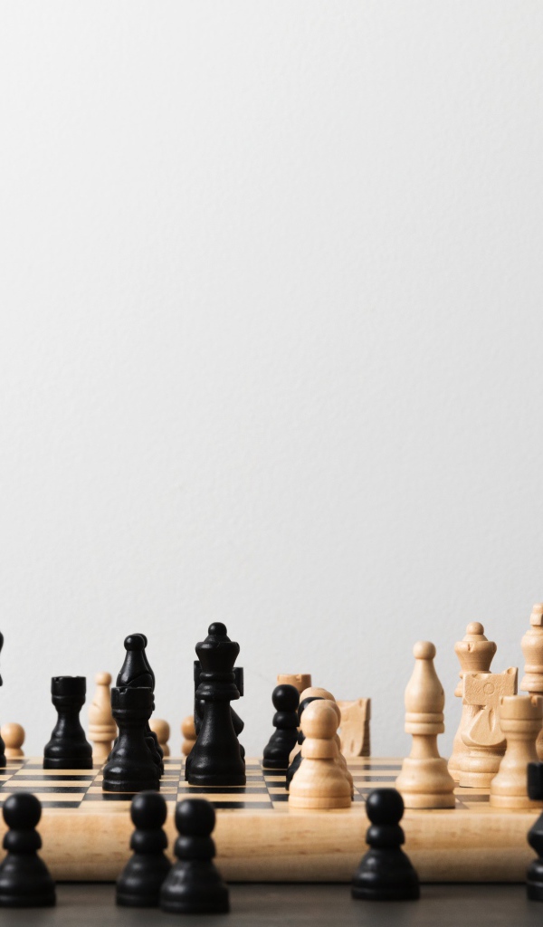Шахматная доска с фигурами на сером фоне