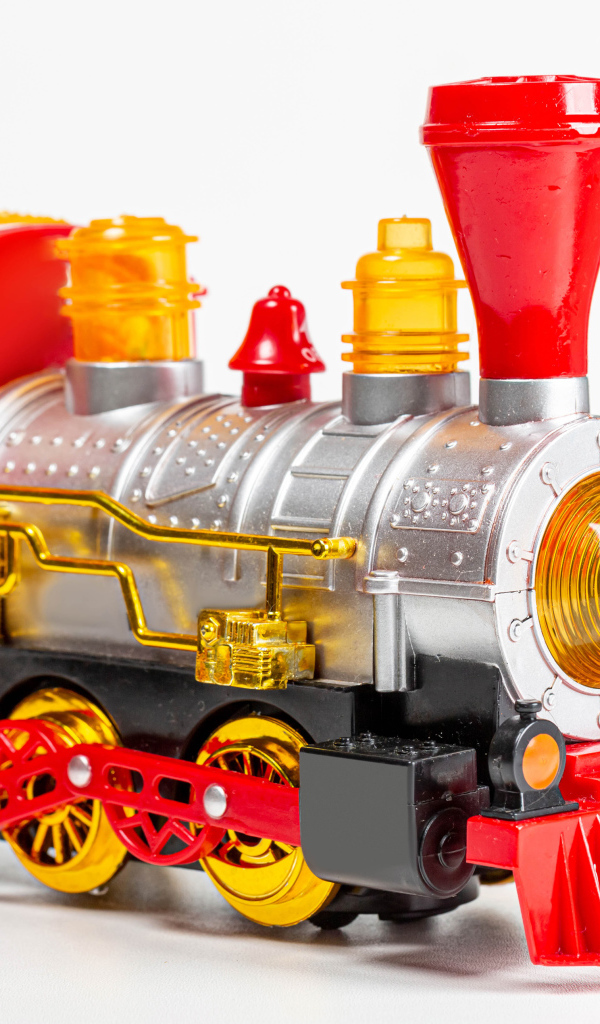 Детский игрушечный паровоз на белом фоне