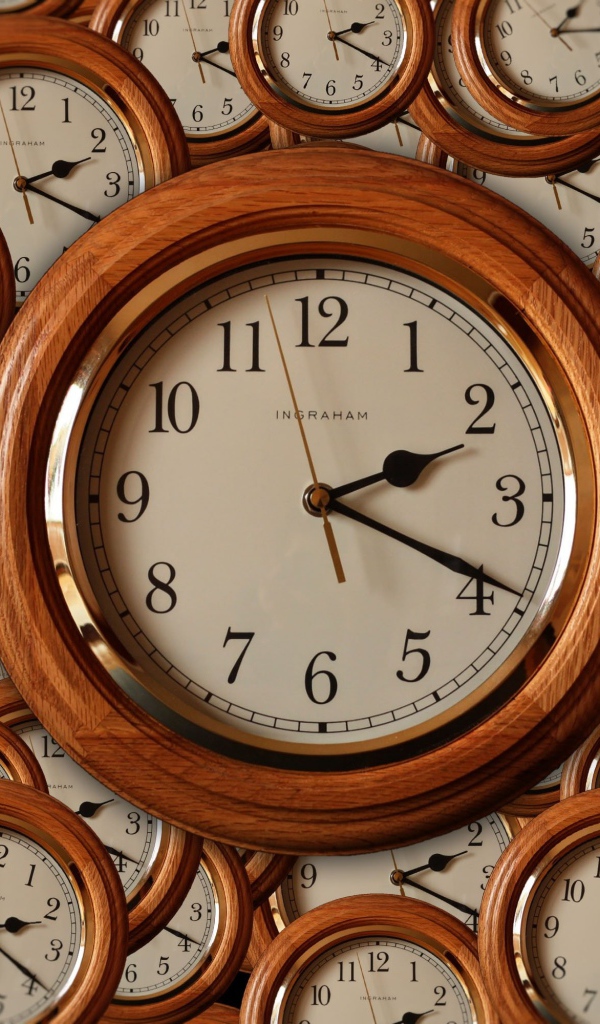 Часы на стене в деревянном корпусе 