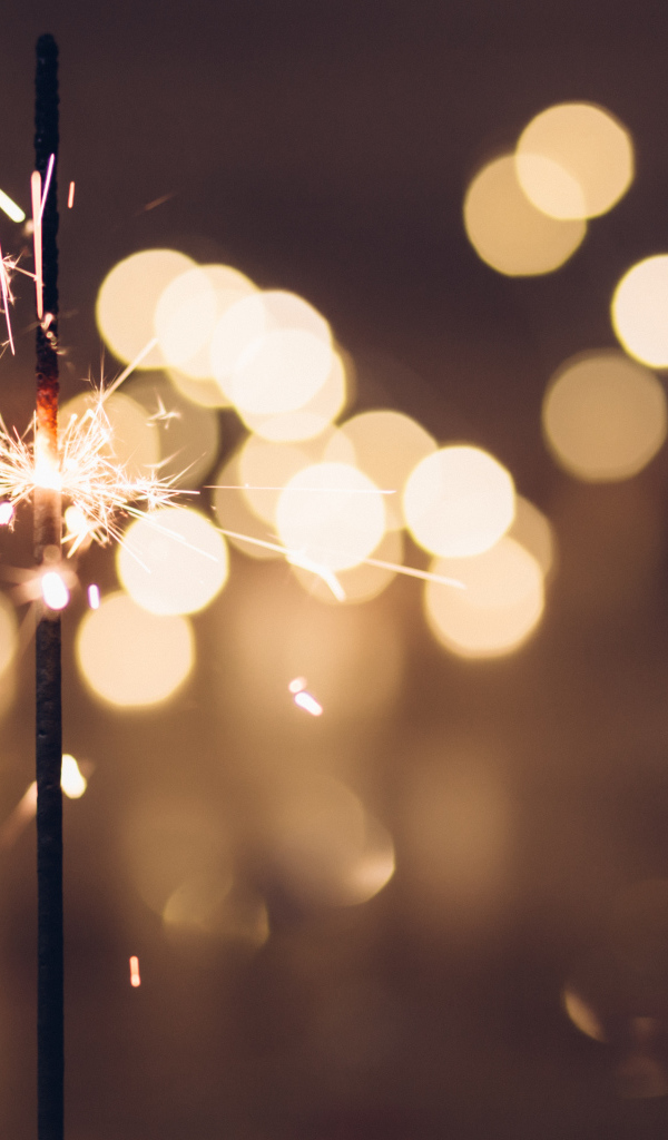 Зажженный бенгальский огонь крупным планом