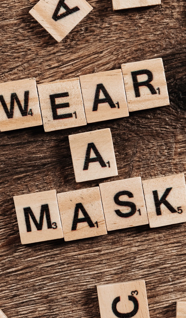 Кубики с буквами на английском языке на деревянном столе 