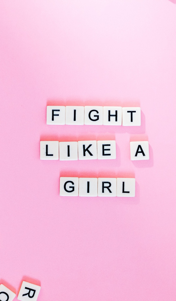 Кубики с надписью Fight like a Girl на розовом фоне