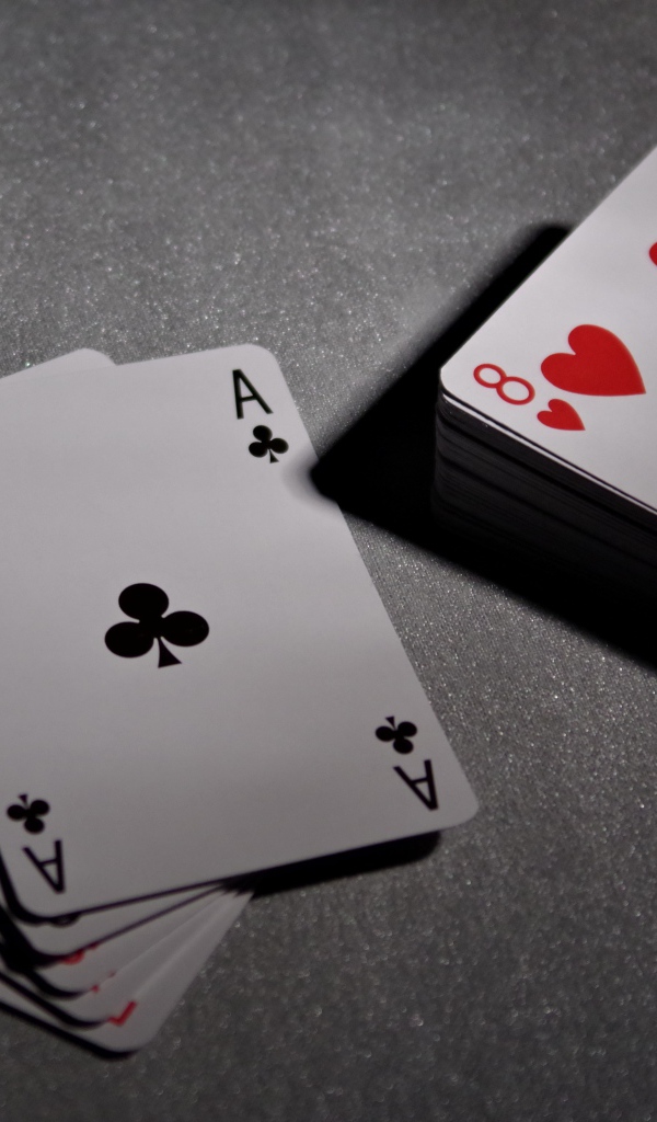 Колода игральных карт на сером столе
