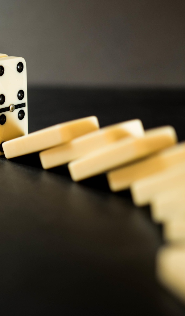 Кости для игры в домино на черном столе