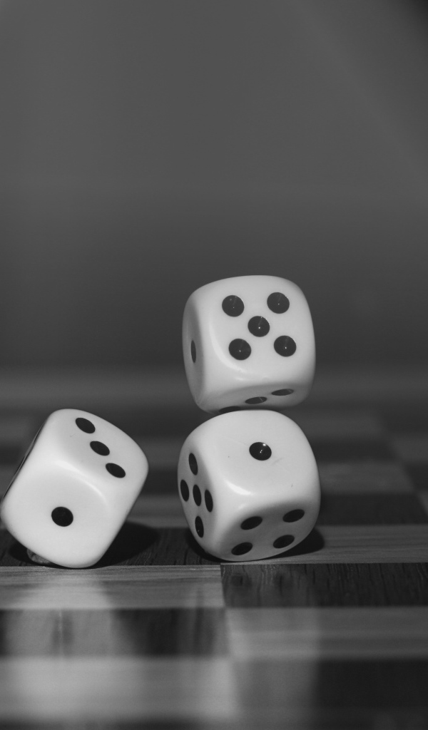 Игральные кости на шахматной доске