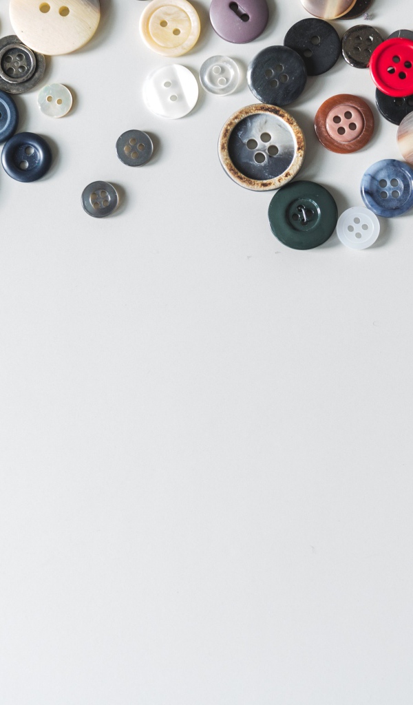 Разные пуговицы на сером фоне