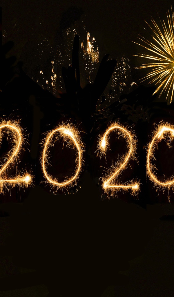 Цифры 2020 и салют на черном фоне