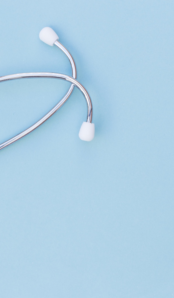 Фонендоскоп врача на голубом фоне