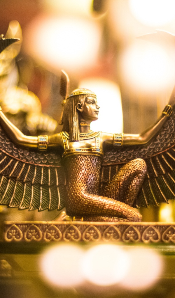 Египетские золотые фигурки на столе 