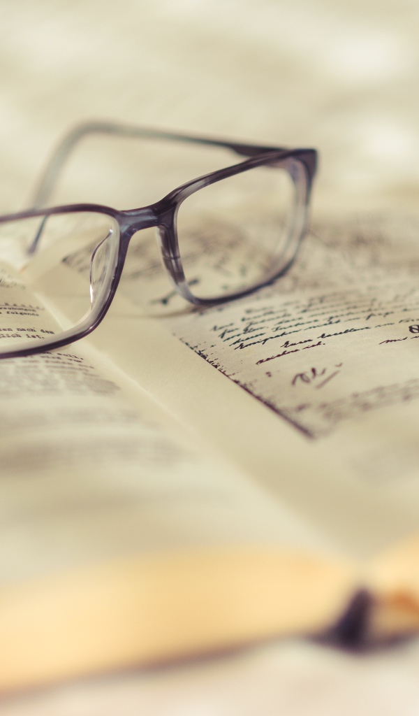 Очки для зрения лежат на книге