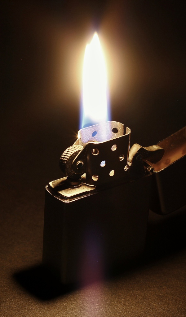 Огонь на зажженной зажигалке Zippo