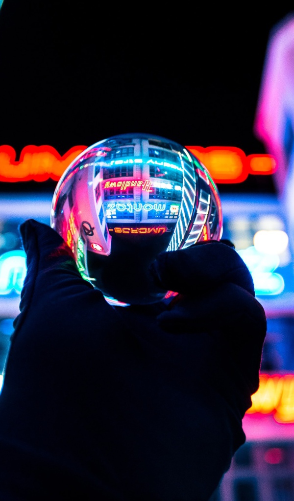 Стеклянный шар в руке на фоне казино 