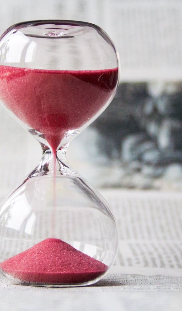 Стеклянные прозрачные часы с розовым песком