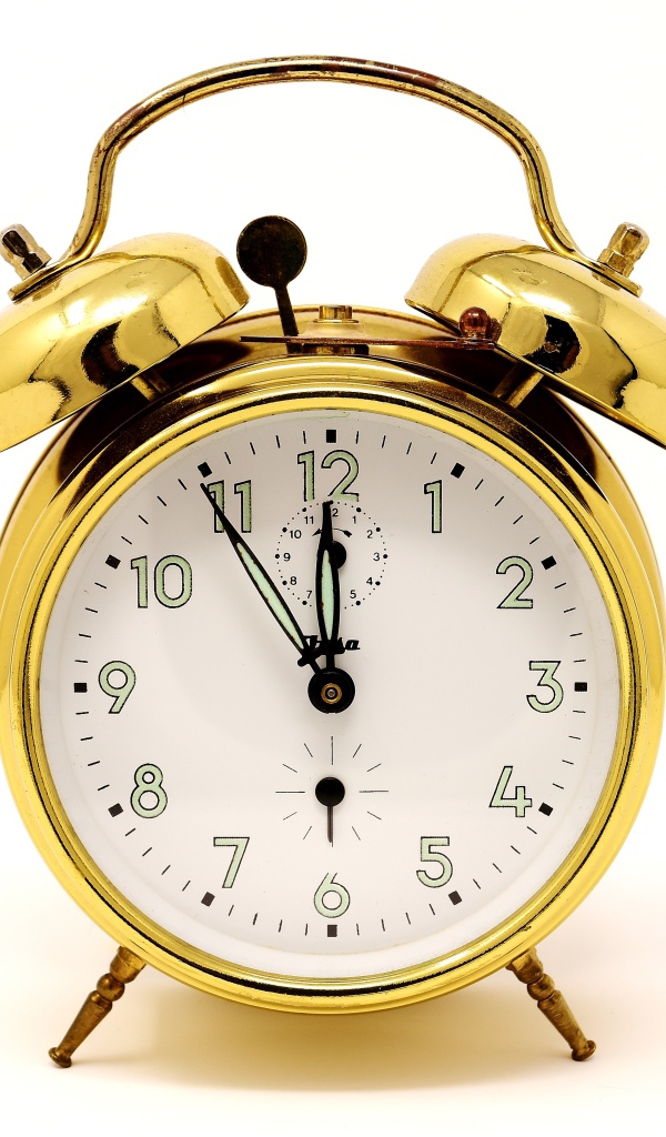 Золотой будильник на белом фоне 