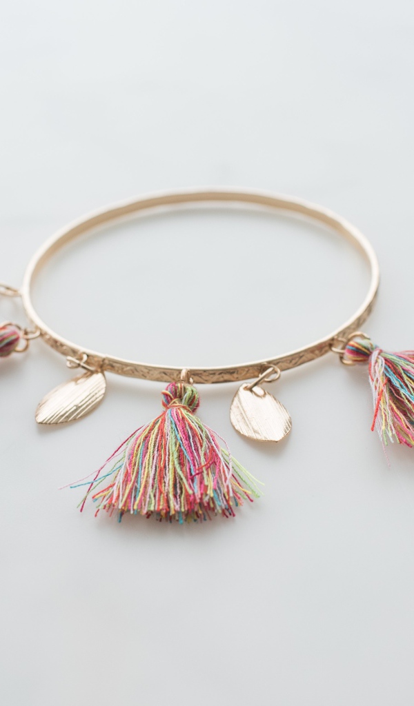 Золотой браслет на сером фоне