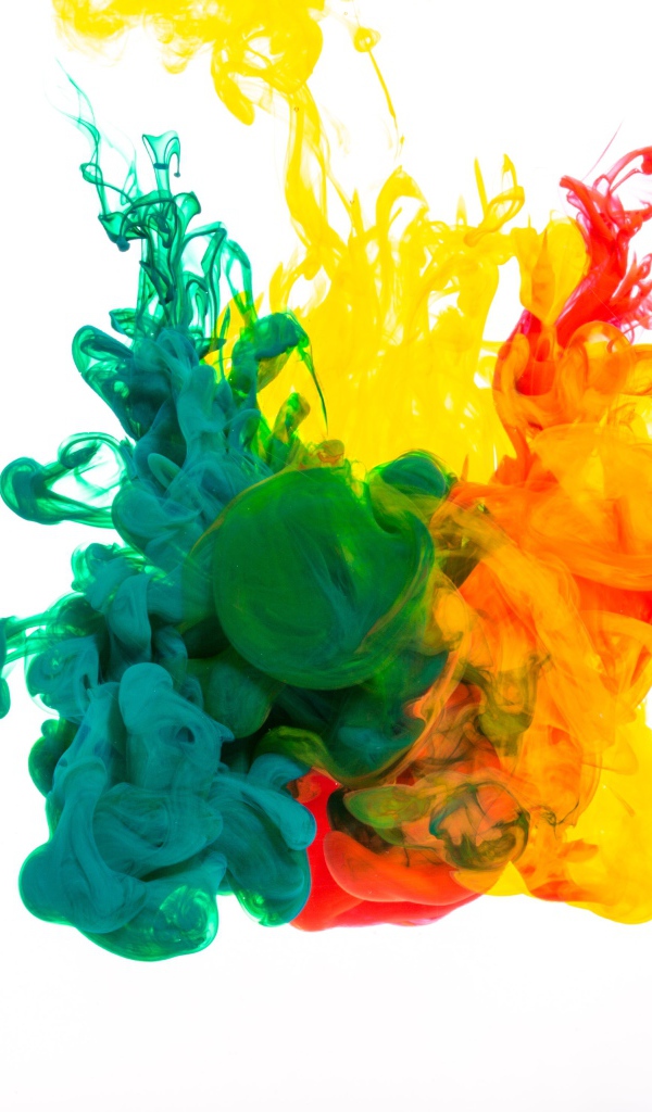 Зеленая и желтая краска растворяются в воде на белом фоне