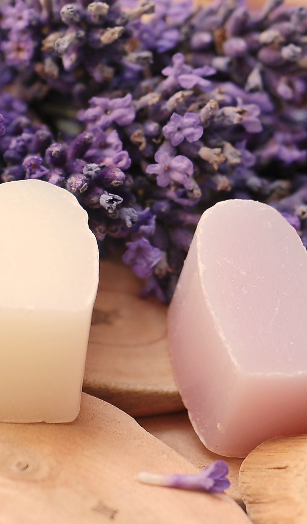 Мыло в форме сердца на столе с цветами лаванды