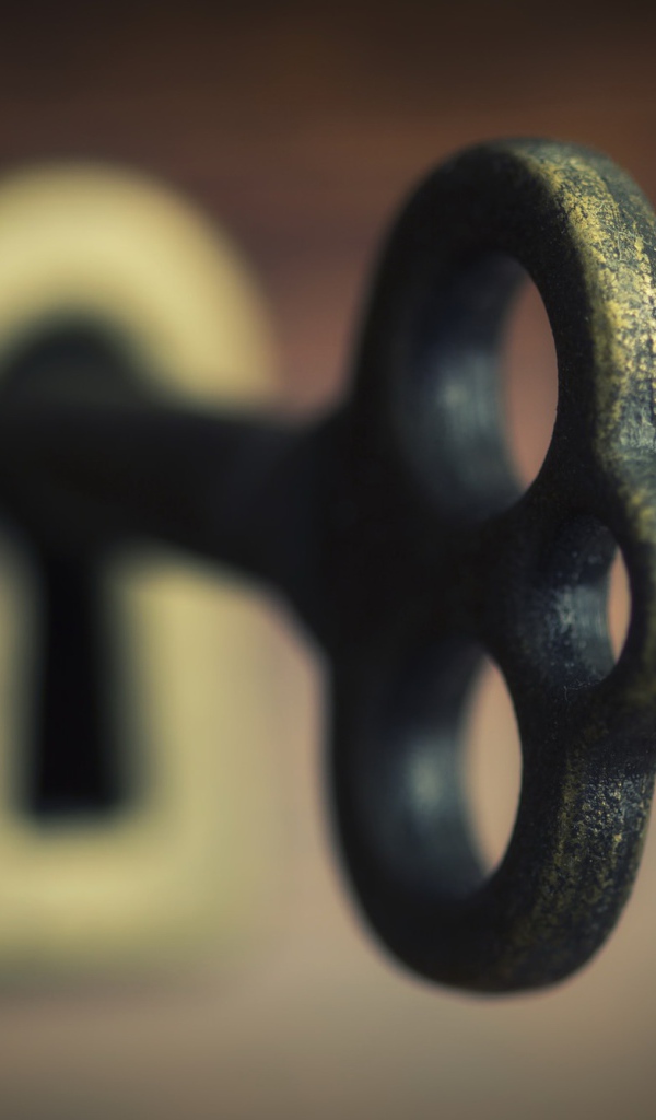 Большой железный ключ в замочной скважине 