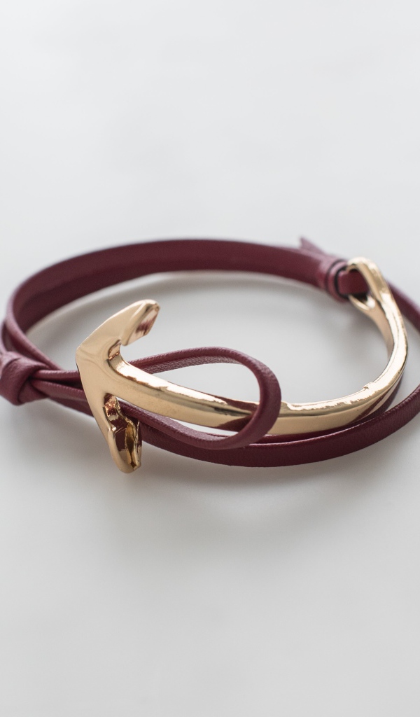 Кожаный браслет на руку на сером фоне