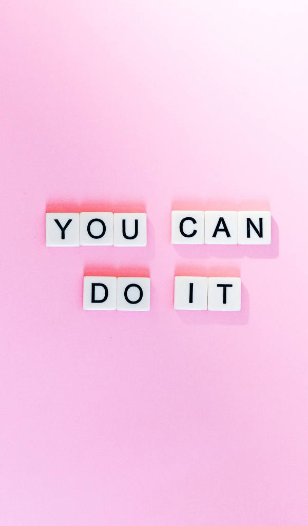 Надпись на кубиках You can do it на розовом фоне