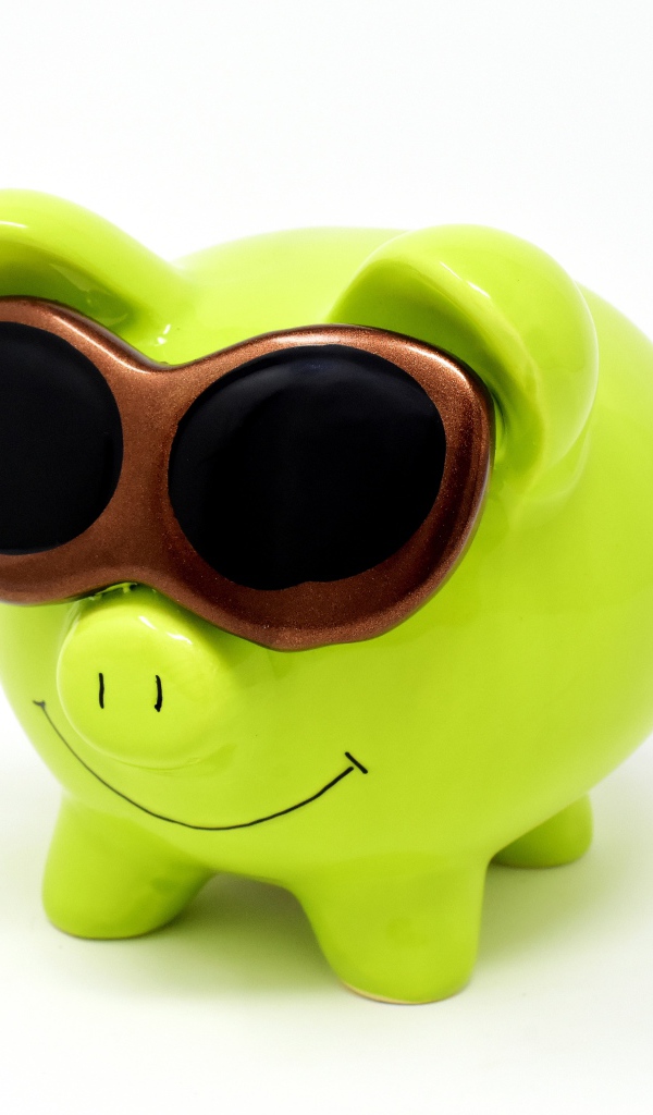 Салатовая свинья копилка в очках на белом фоне 