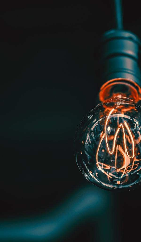 Зажженная лампа накаливания под потолком