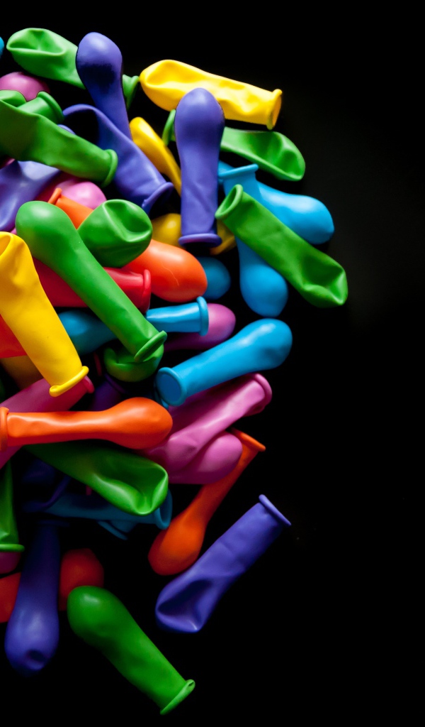 Много разноцветных шариком на черном фоне 