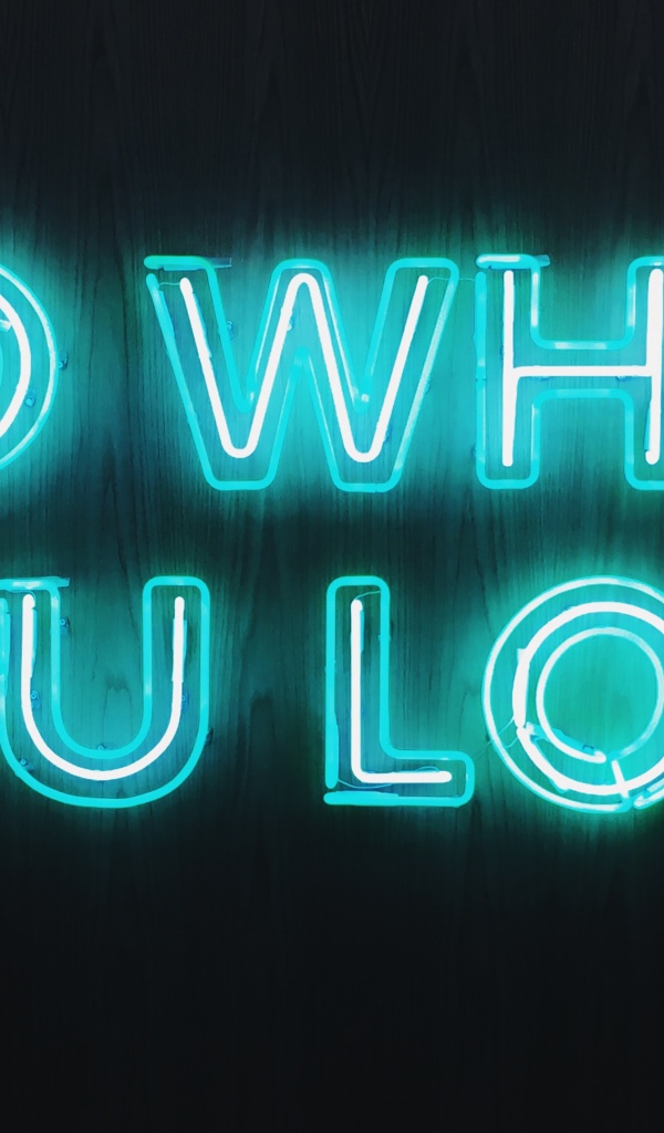 Неоновая надпись Do What You Love на деревянном фоне