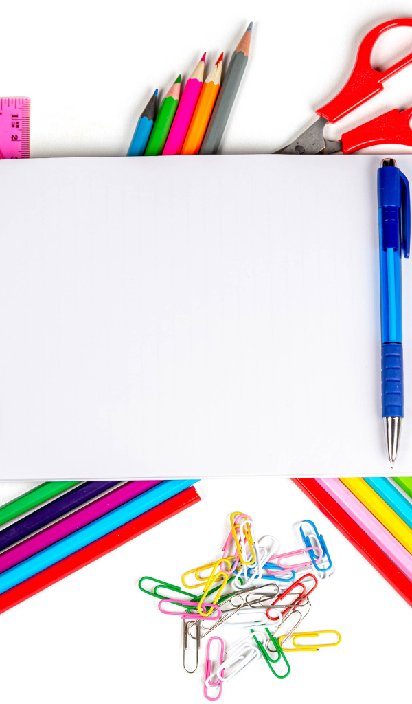 Канцелярские принадлежности на белом фоне с блокнотом 