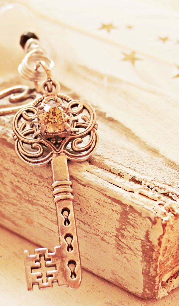 Старые книги с ключом на столе