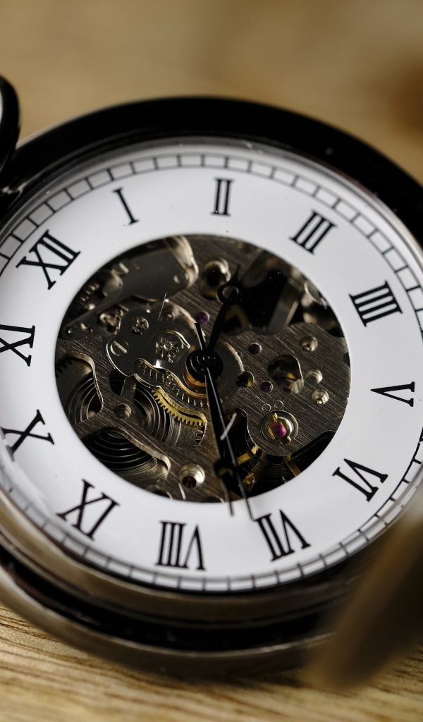 Старые карманные часы на цепочке 