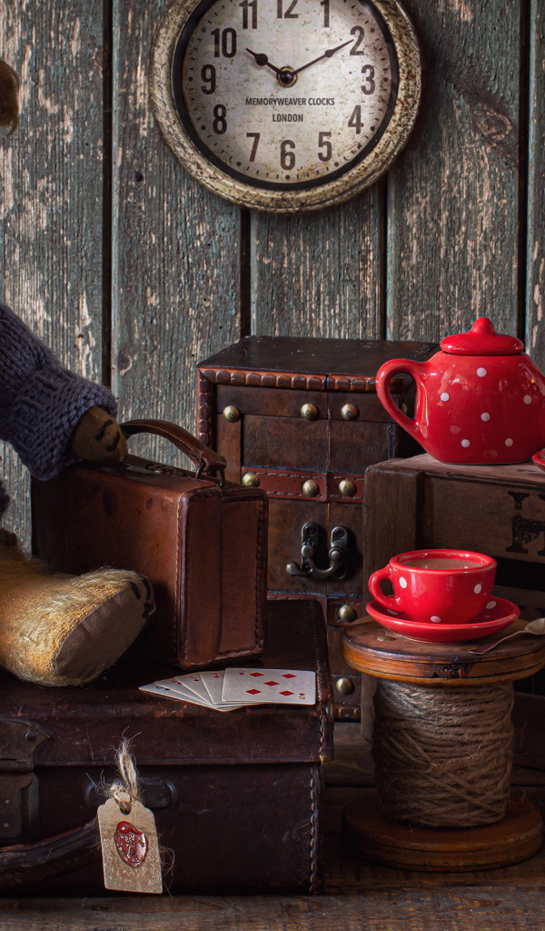 Старый медвежонок с игрушками на столе 