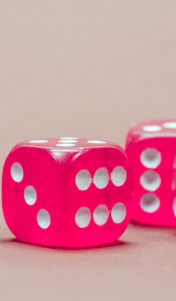 Красные игральные кости на сером фоне