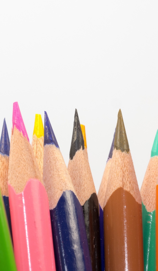 Острые разноцветные карандаши для рисования на белом фоне