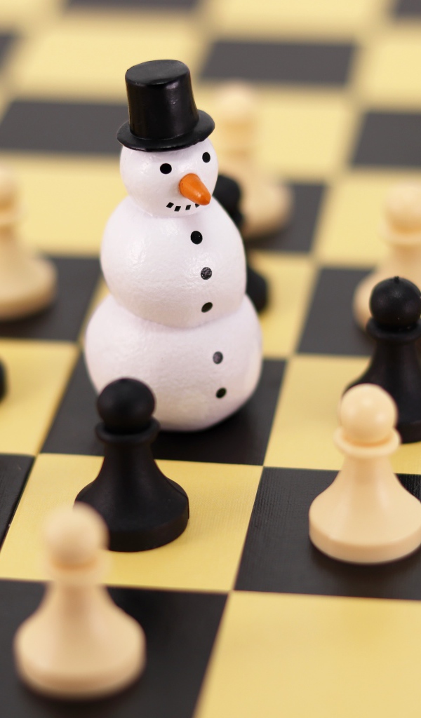 Фигурка снеговика на шахматной доске
