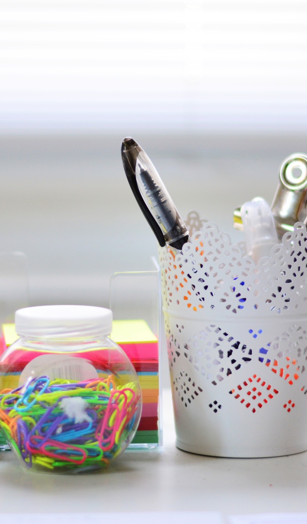 Канцелярские предметы на столе в офисе